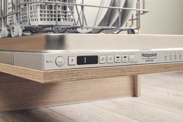 Qabyuyan maşın quraşdırılan Hotpoint Ariston HSIO 3O35 WFE